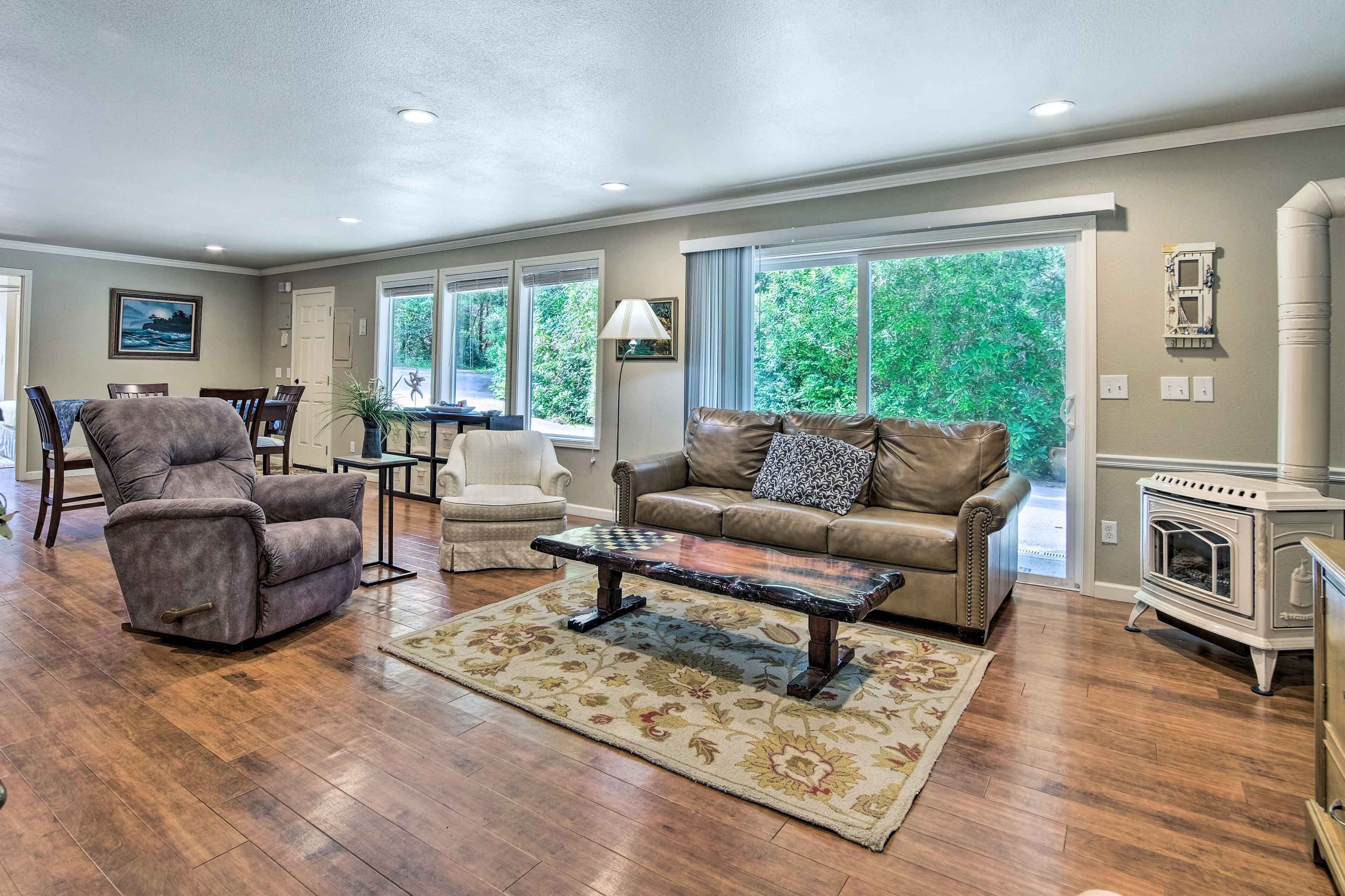 Coos Bay Retreat < 2 Mi to Marina & Casino!