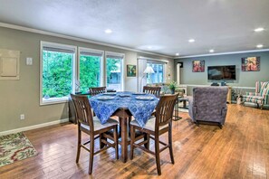 Cottage (2 Bedrooms) | Interior - Coos Bay Retreat < 2 Mi to Marina & Casino! (Coos Bay)