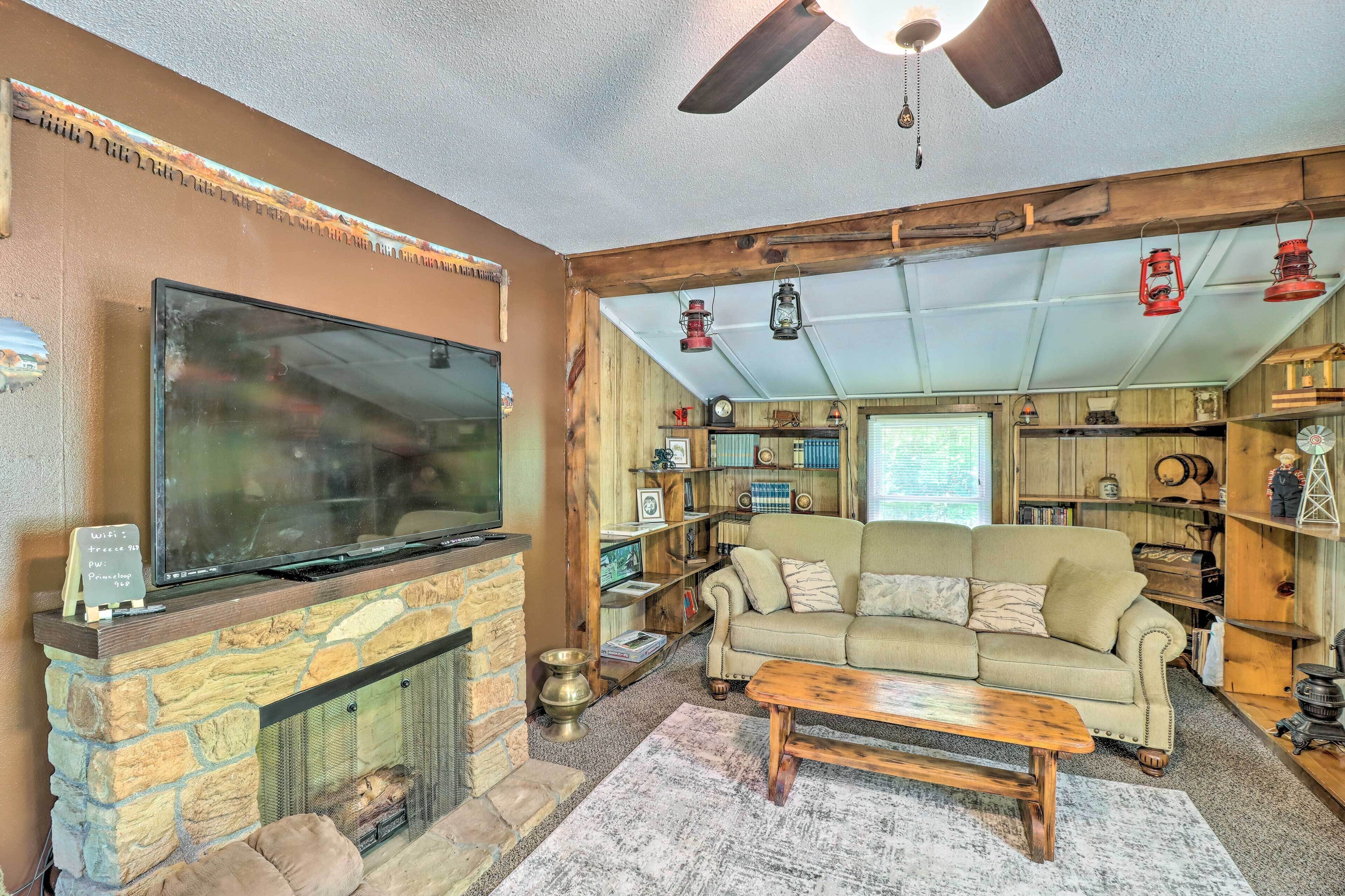 Charming Cabin in Mountain View w/ Deck!