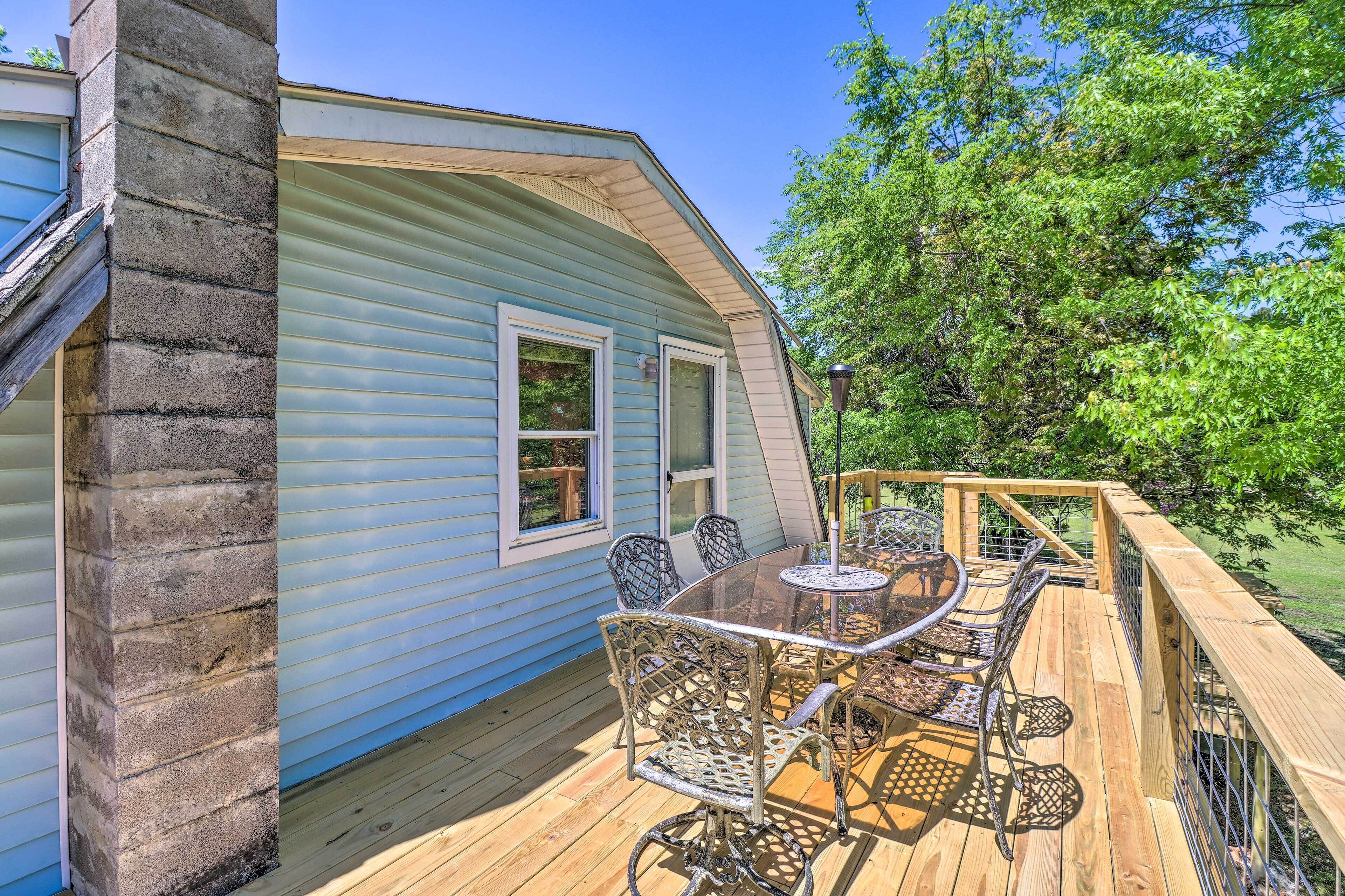 Charming Cabin in Mountain View w/ Deck!