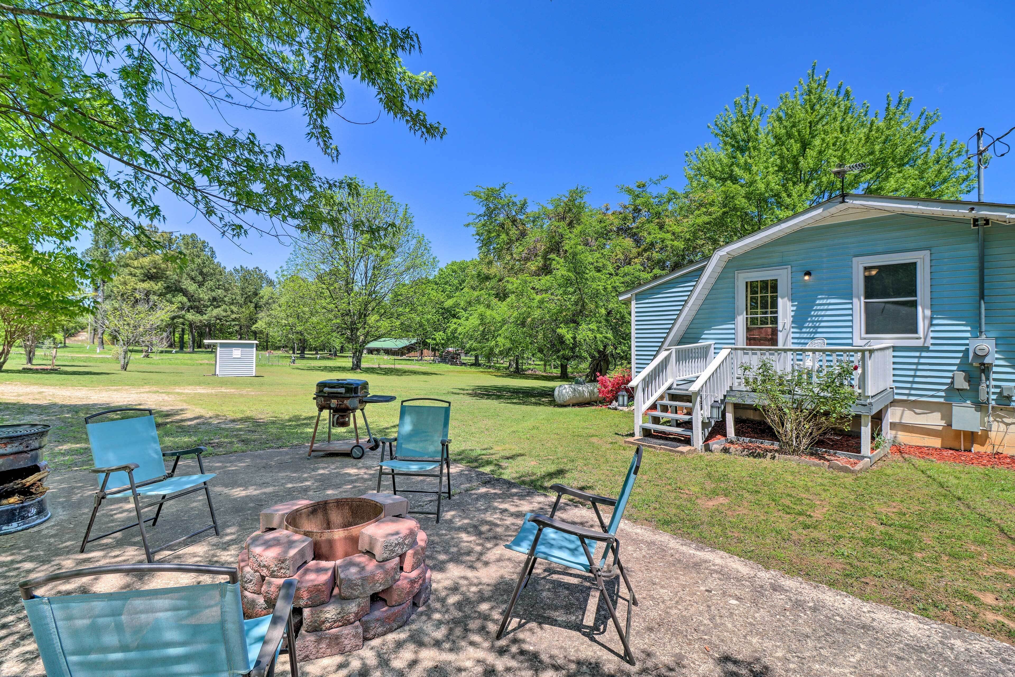 Charming Cabin in Mountain View w/ Deck!