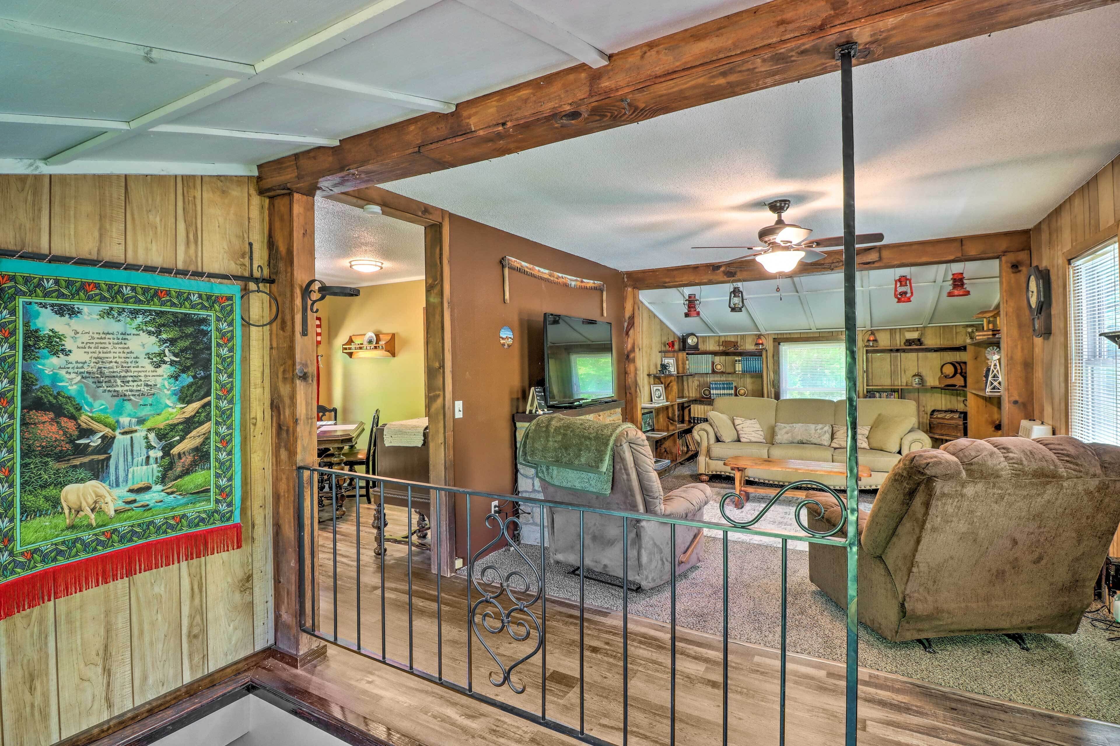 Charming Cabin in Mountain View w/ Deck!