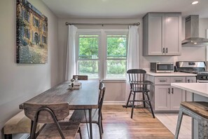 Dining - Cozy Arden Cottage, 2 Mi to Lake Julian Park! (Arden)