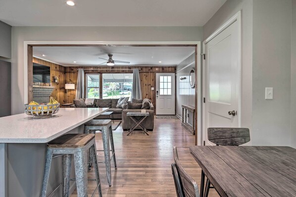 Cottage (2 Bedrooms) | Private kitchen | Microwave, oven, stovetop, dishwasher - Cozy Arden Cottage, 2 Mi to Lake Julian Park! (Arden)