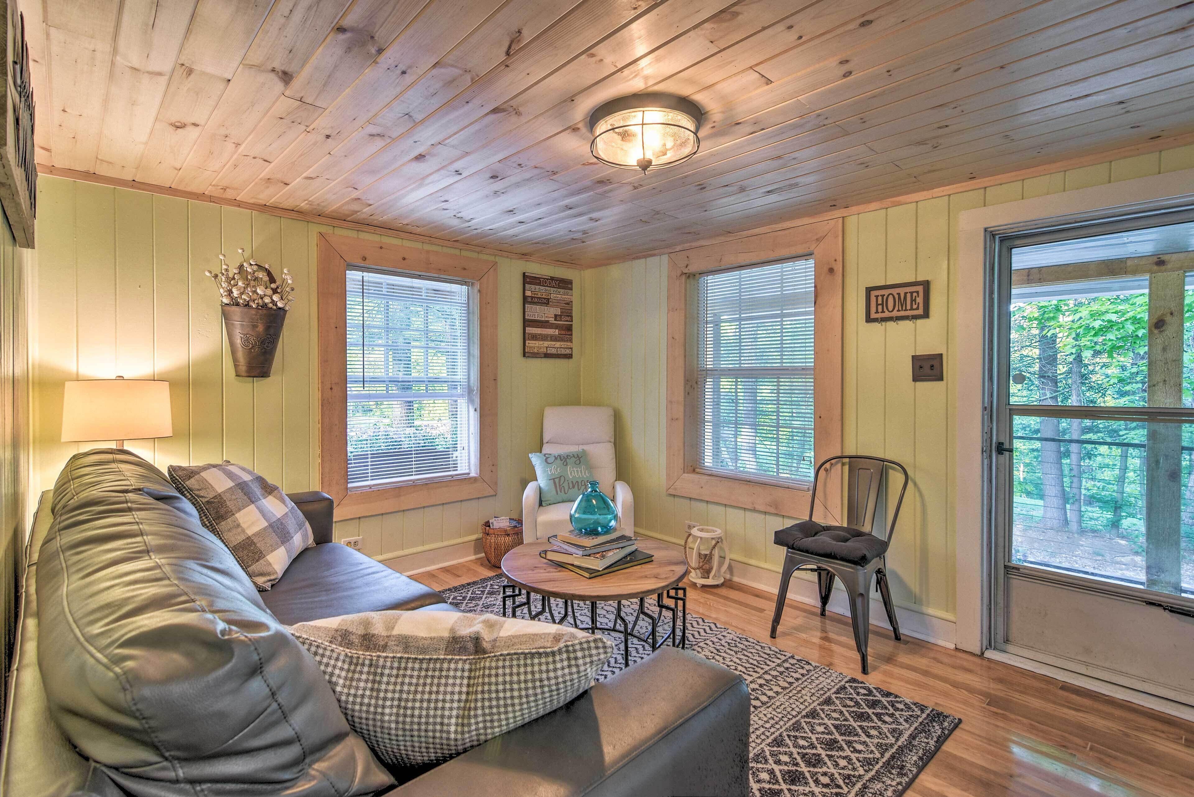 Cozy Candler Cottage - 11 Mi to DT Asheville!
