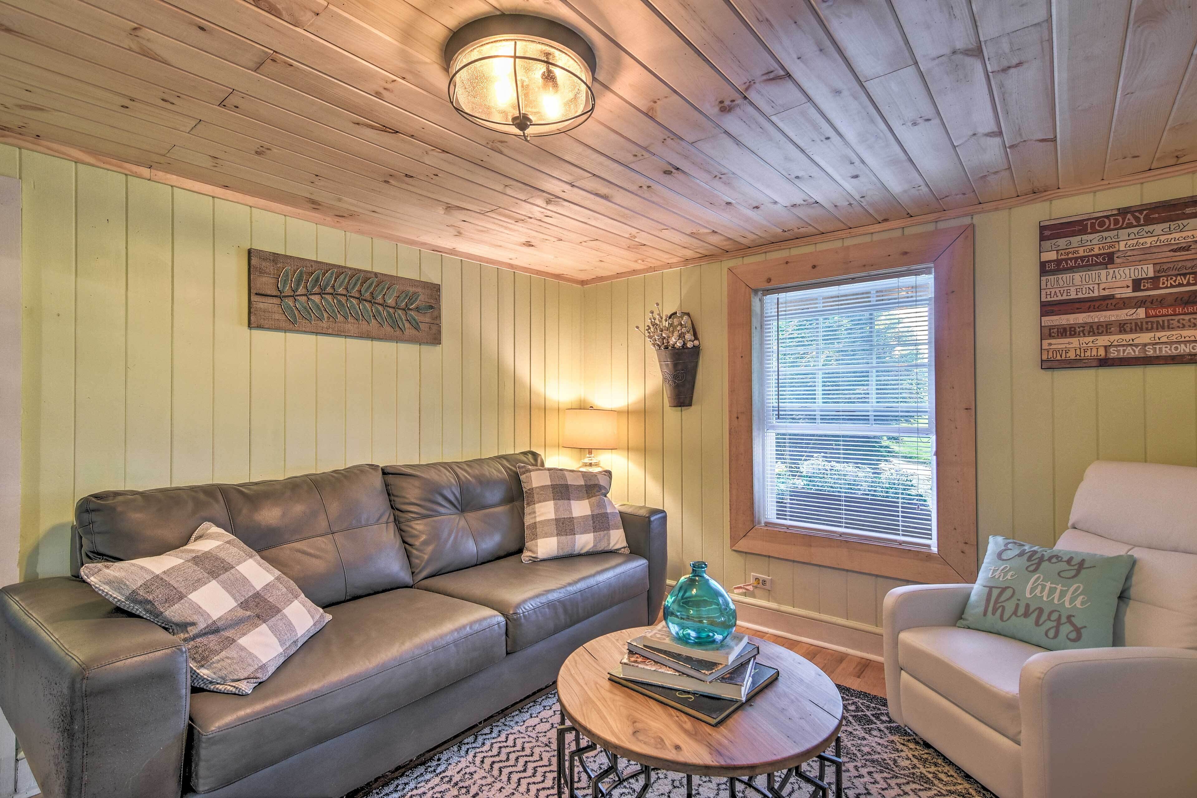 Cozy Candler Cottage - 11 Mi to DT Asheville!