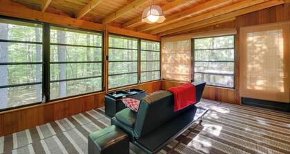 Cozy Adirondacks Cabin: Walk to Lake Eaton!