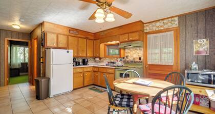 Cozy Adirondacks Cabin: Walk to Lake Eaton!