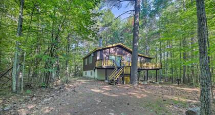 Cozy Adirondacks Cabin: Walk to Lake Eaton!