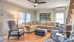 A living room with a sectional sofa, a chair, a small ottoman, a floor lamp, and a ceiling fan. - 'cora's Cottage' Near Chesapeake Bay Access! (Harborton)