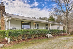 Exterior - Cozy Hendersonville Home Near Trails + Parks! (Hendersonville)