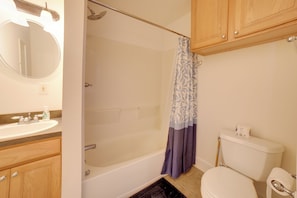 A bathroom with a bathtub, toilet, and sink. - Cozy Lowell Studio ~ 19 Mi to Grand Rapids! (Lowell)