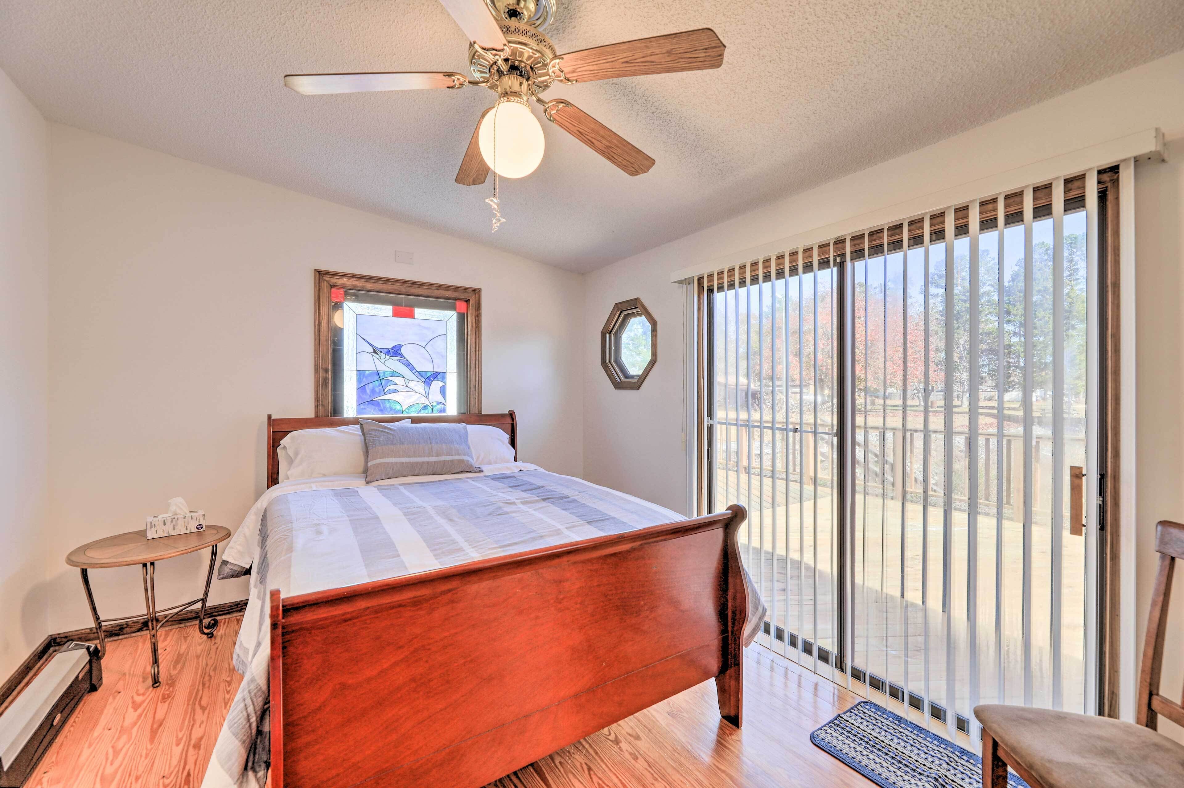 'cozy Cottage' w/ Shared Dock on Dawson Creek