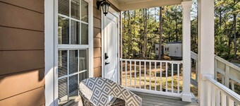 2 Mi to Msu: Chic Cottage Retreat w/ Yard!