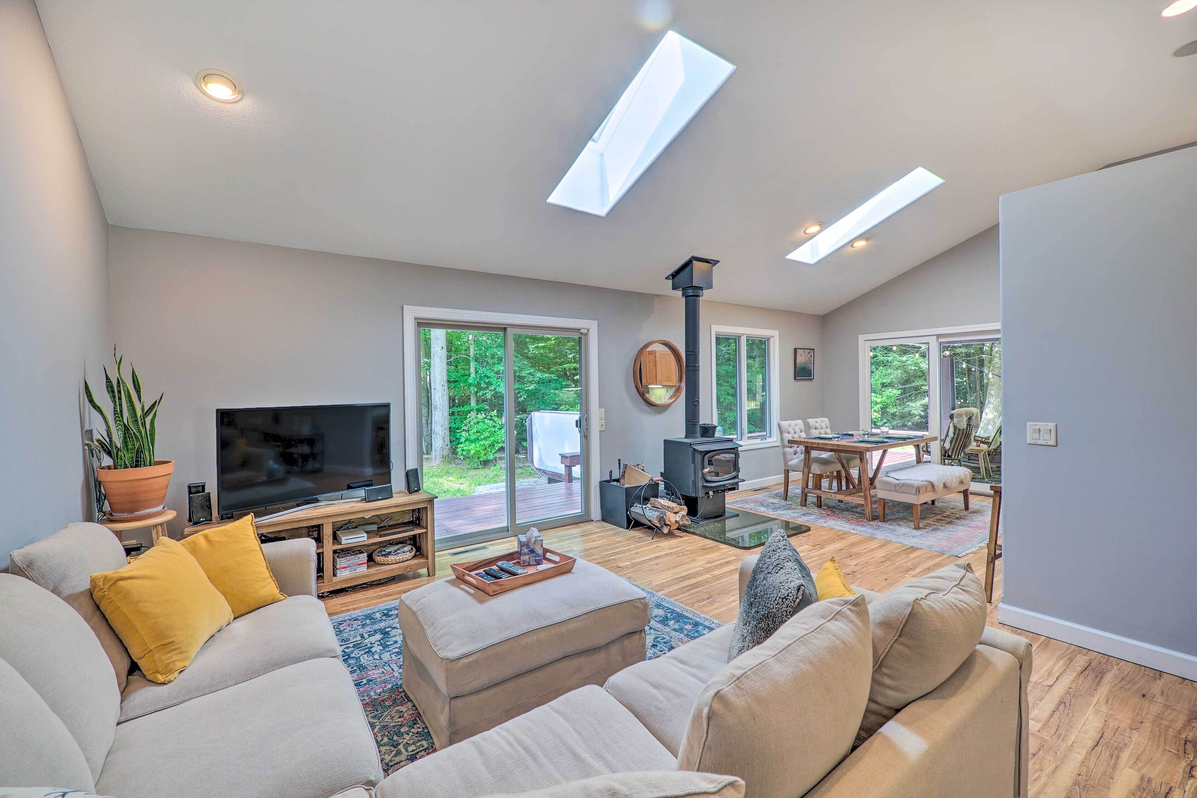 Cozy Whitehall Hideaway w/ Hot Tub + Chiminea!