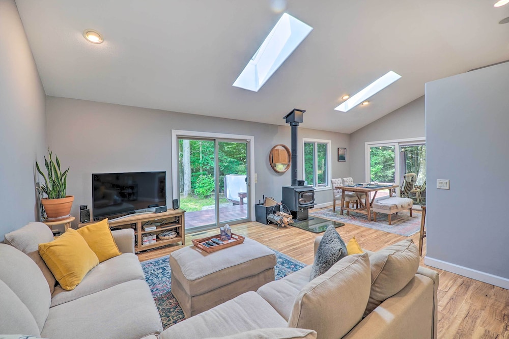 Cozy Whitehall Hideaway w/ Hot Tub + Chiminea!