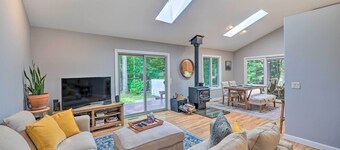 Cozy Whitehall Hideaway w/ Hot Tub + Chiminea!