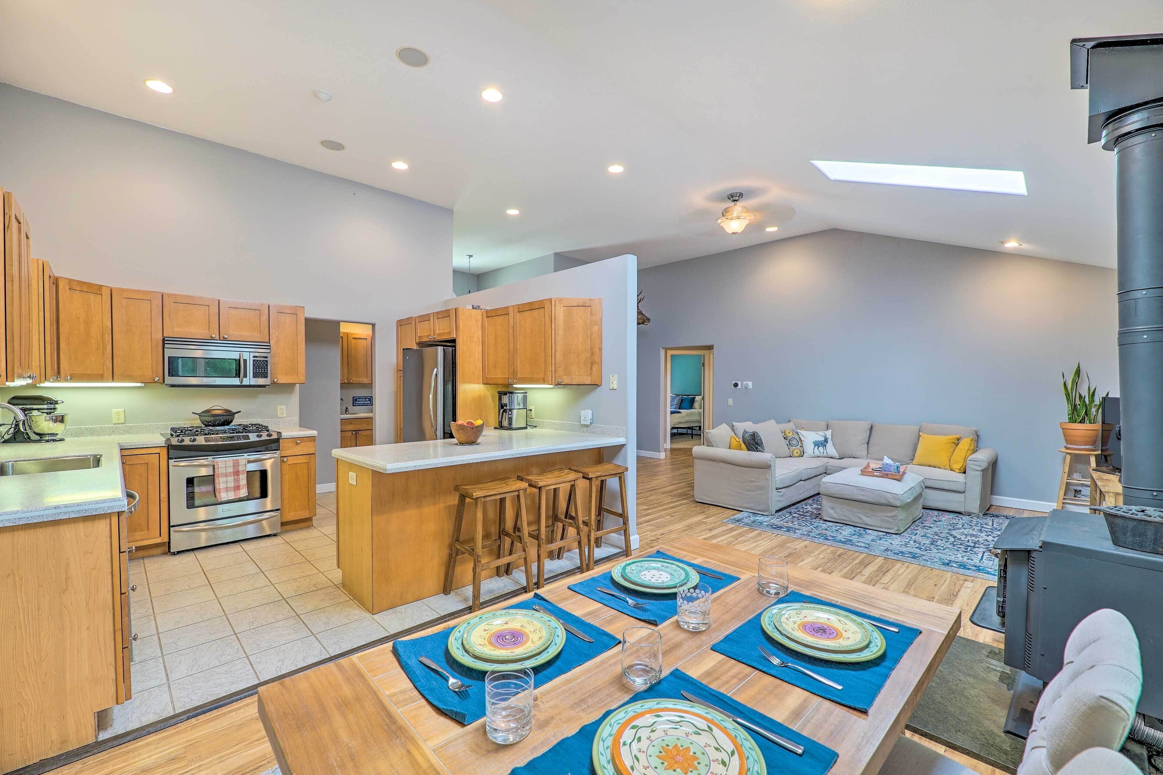 Cozy Whitehall Hideaway w/ Hot Tub + Chiminea!