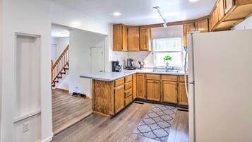 House (2 Bedrooms) | Private kitchen | Microwave, oven, stovetop, coffee/tea maker