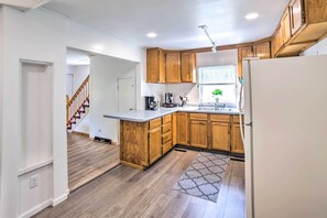 Casa (2 Bedrooms) | Cocina privada | Microondas, horno, parrilla de estufa y cafetera y tetera