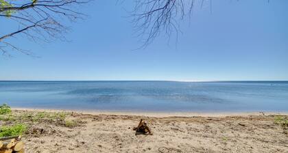600' of Green Bay Frontage & Dock: Cozy Cottage