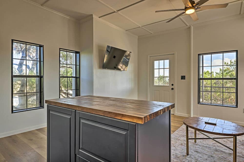 Chic Fredericksburg Retreat - Near Wineries! - Gillespie County, TX