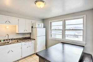 Casa (3 Bedrooms) | Cocina privada | Microondas, horno y placa de cocina