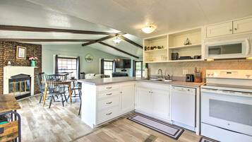 House (3 Bedrooms) | Private kitchen | Microwave, oven, stovetop, dishwasher