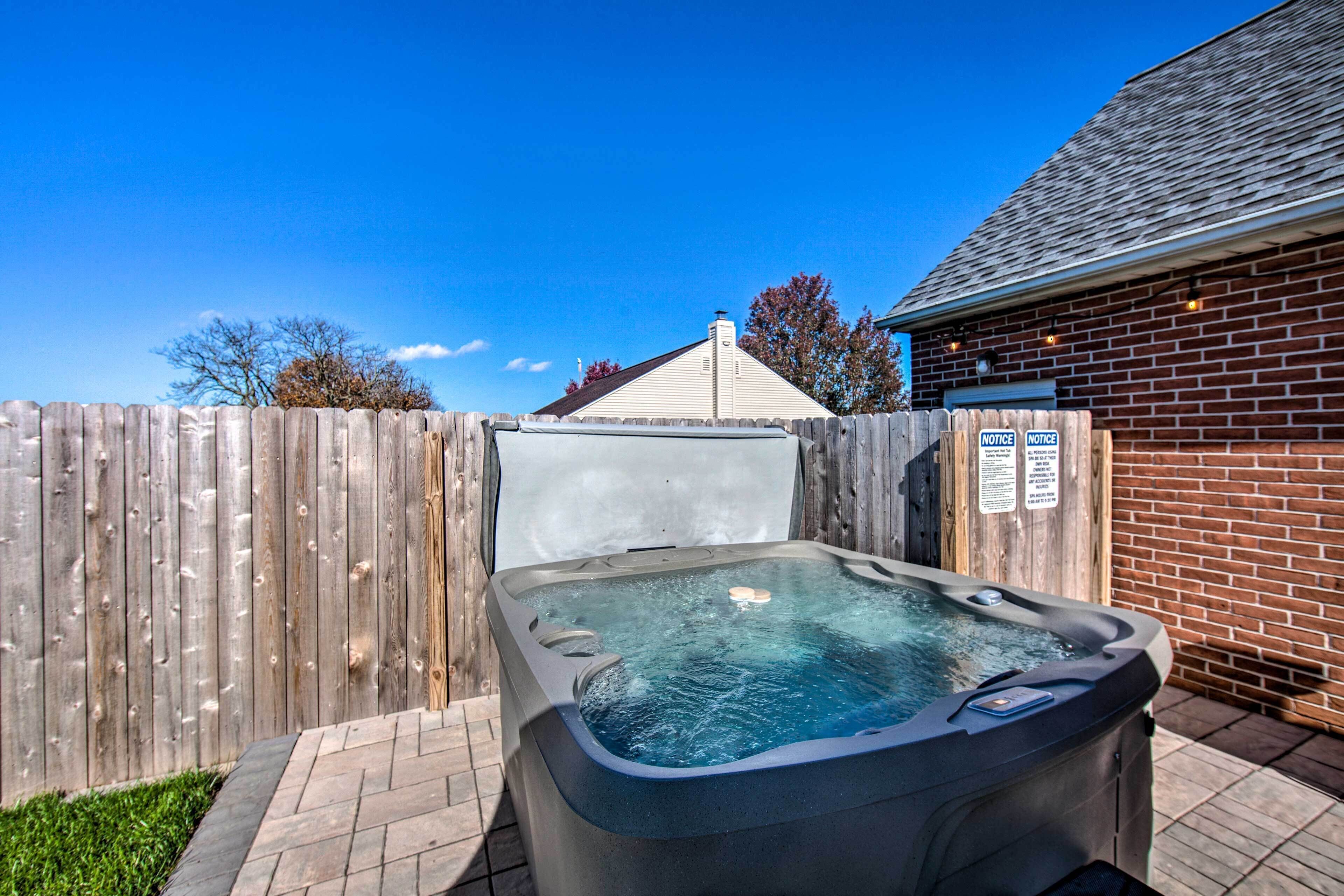 Family Home W/sunroom & Hot Tub, 12mi to Lancaster