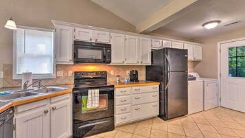 Maison (2 Bedrooms) | Cuisine privée | Four à micro-ondes, un four, surface de cuisson, lave-vaisselle