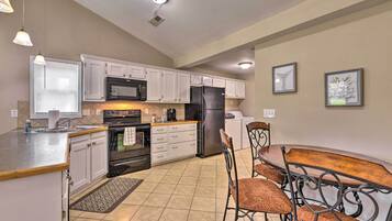 Maison (2 Bedrooms) | Cuisine privée | Four à micro-ondes, un four, surface de cuisson, lave-vaisselle