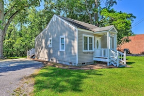 House (2 Bedrooms) | Interior - Cozy Pantego Cottage ~ 5 Miles to Belhaven! (Pantego)