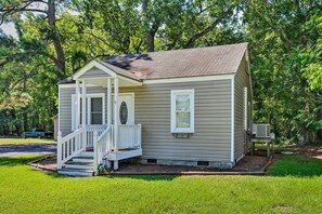 House (2 Bedrooms) | Interior - Cozy Pantego Cottage ~ 5 Miles to Belhaven! (Pantego)