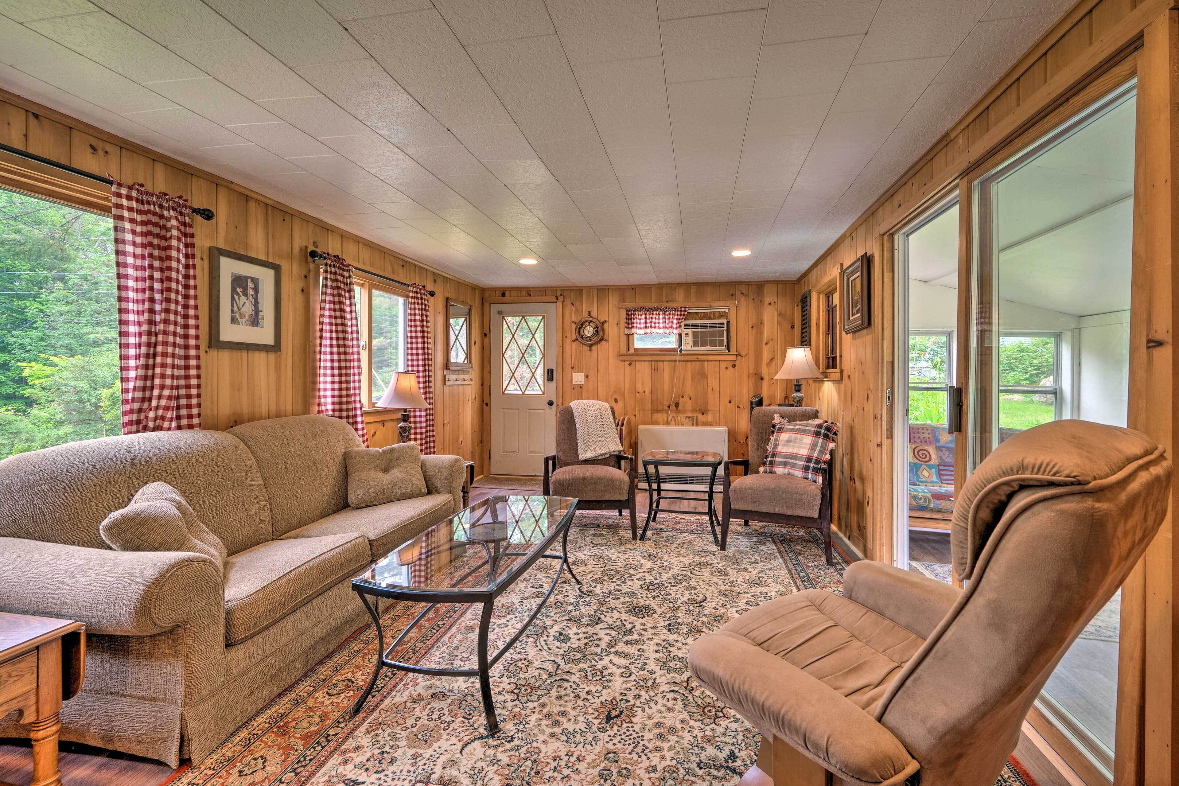 Cozy White Mountains Getaway w/ Wood Fire Pit