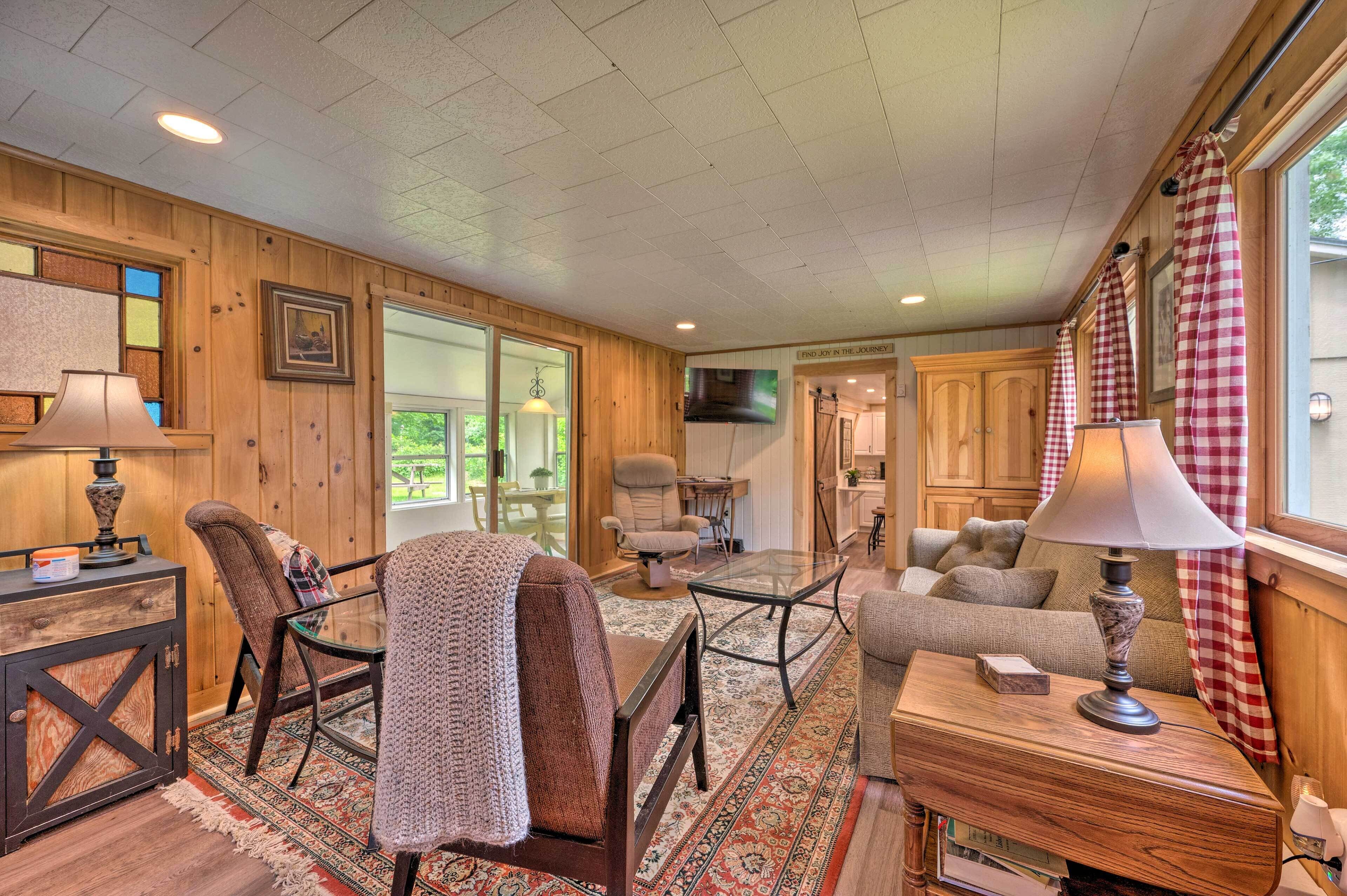 Cozy White Mountains Getaway w/ Wood Fire Pit