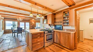 House (3 Bedrooms) | Private kitchen | Microwave, oven, stovetop, dishwasher