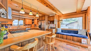 House (3 Bedrooms) | Private kitchen | Microwave, oven, stovetop, dishwasher
