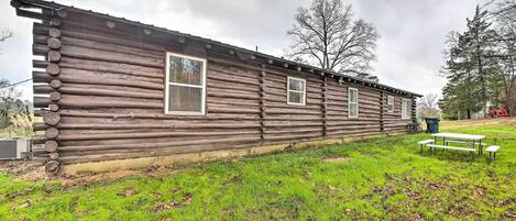 Eine Blockhütte mit Veranda und Picknicktisch.