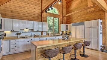 Maison (Multiple Bedrooms) | Cuisine privée | Micro-ondes, four, plaque de cuisson, lave-vaisselle