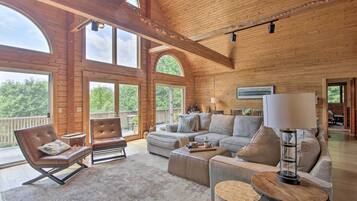 Maison (Multiple Bedrooms) | Coin séjour | Télévision, table de tennis de table, livres