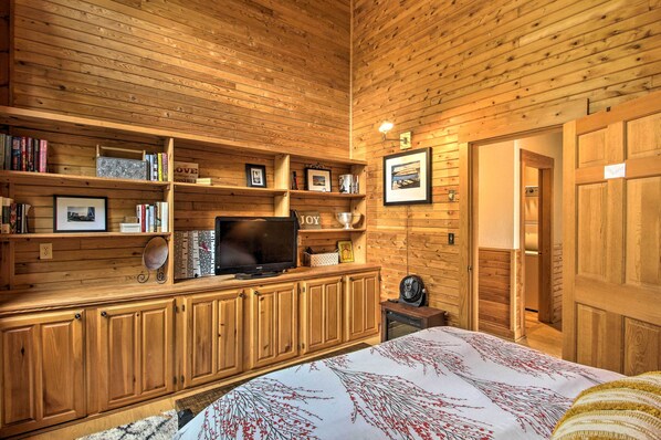 House (Multiple Bedrooms) | 7 bedrooms, laptop workspace, iron/ironing board, bed sheets