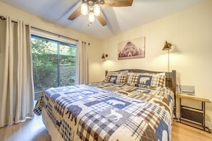 1 bedroom, laptop workspace, bed sheets - Cozy Sevierville Condo: Balcony, Pool Access (Sevierville)