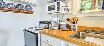 Hartford Cottage w/ Private Beach on Bear Pond!