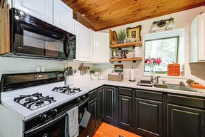 House (2 Bedrooms) | Interior - Highlands Cabin on Buck Creek ~ 8 Mi to Town! (Highlands)