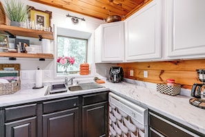 House (2 Bedrooms) | Interior - Highlands Cabin on Buck Creek ~ 8 Mi to Town! (Highlands)