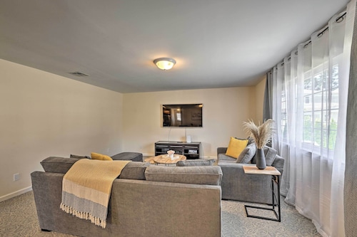 Glen Cove Home: Walk to Boardwalk + Dining!