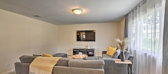 Glen Cove Home: Walk to Boardwalk + Dining!