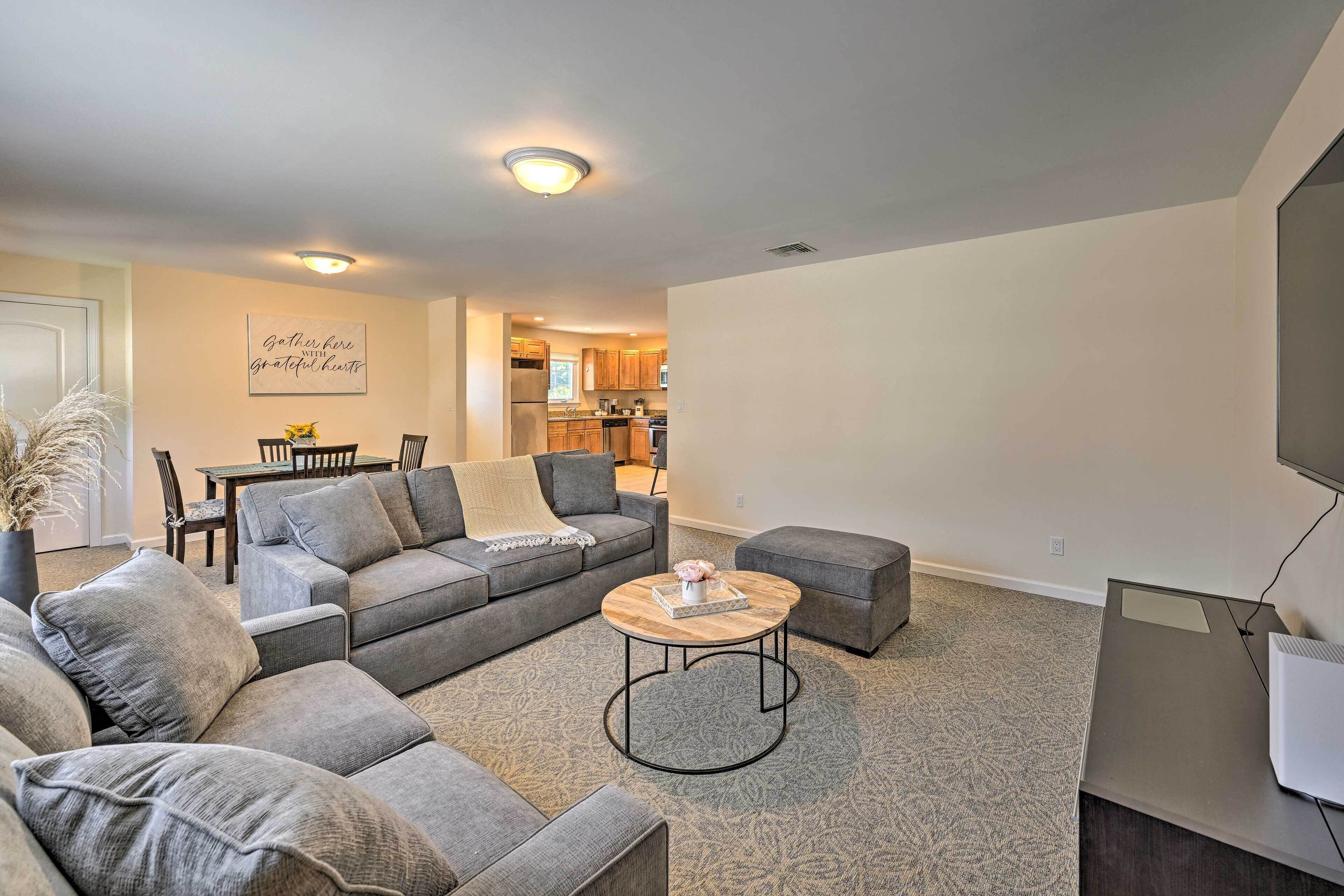 Glen Cove Home: Walk to Boardwalk + Dining!