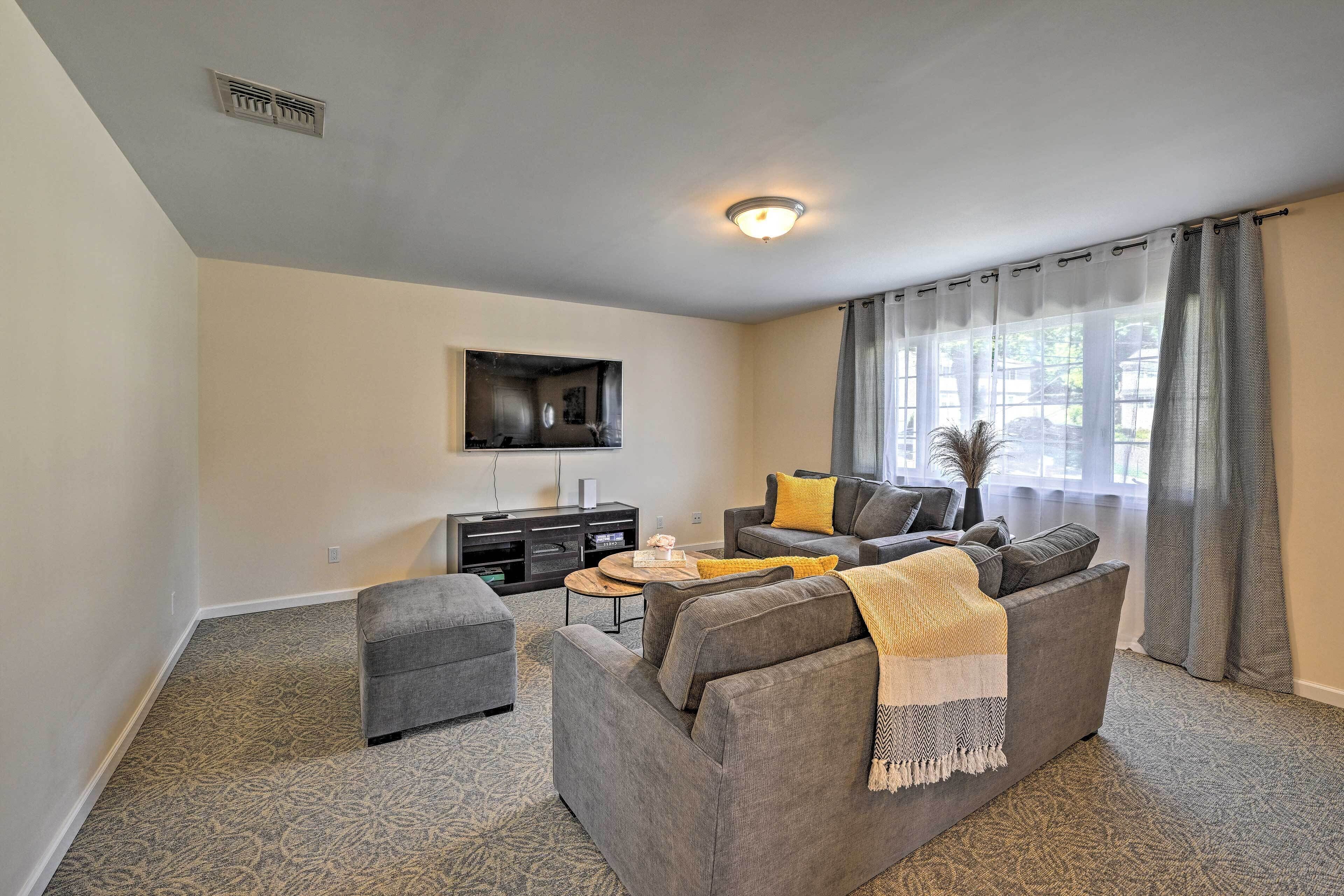 Glen Cove Home: Walk to Boardwalk + Dining!