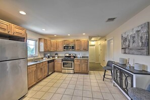 House (3 Bedrooms) | Interior - Glen Cove Home: Walk to Boardwalk + Dining! (Glen Cove)